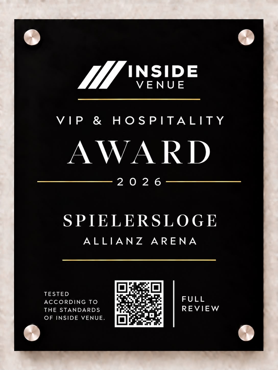 Beispielbild: schwarzes Schild mit dem Inside-Venue-Logo, „VIP & Hospitality Award 2026“, Bereichsname und QR-Code zum Bericht