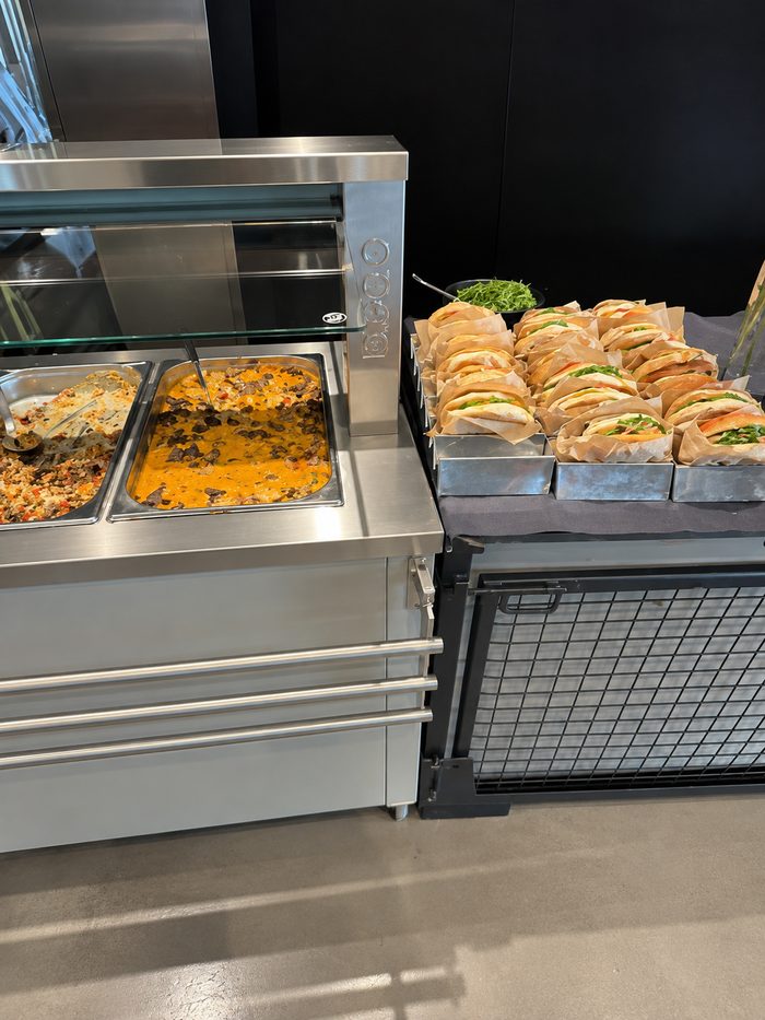 Buffet mit warmen Gerichten und belegten Brötchen