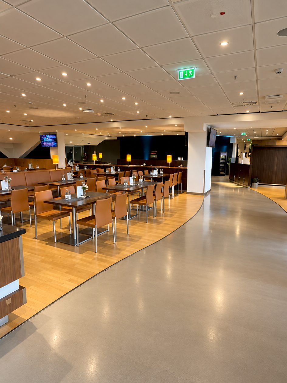 Der Merkur Business Club mit Tischen, Lederstühlen und Theke