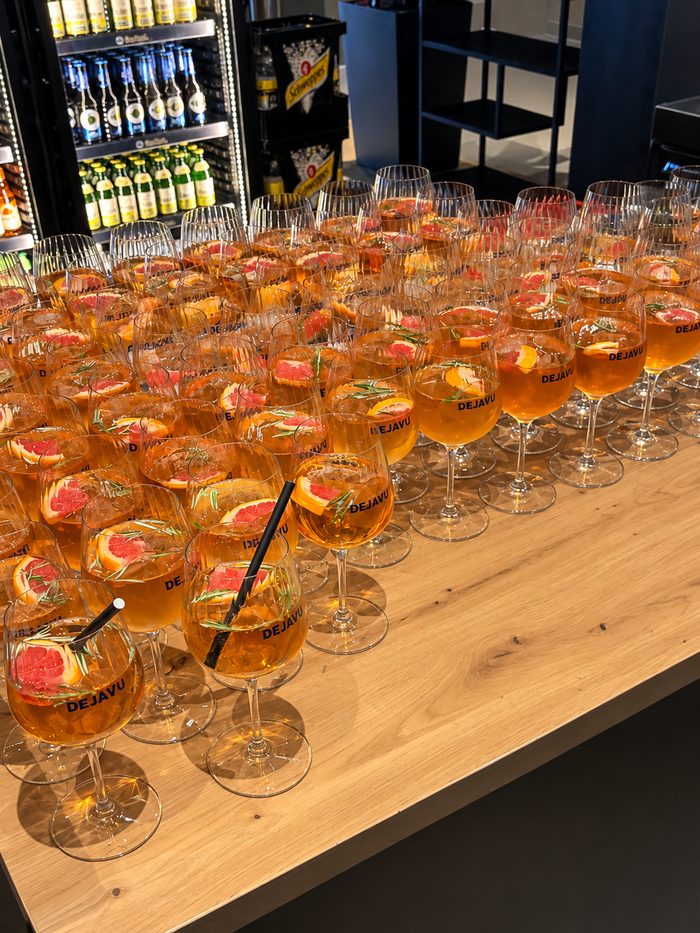 Viele Gläser mit Welcome Drinks auf einem Holztisch